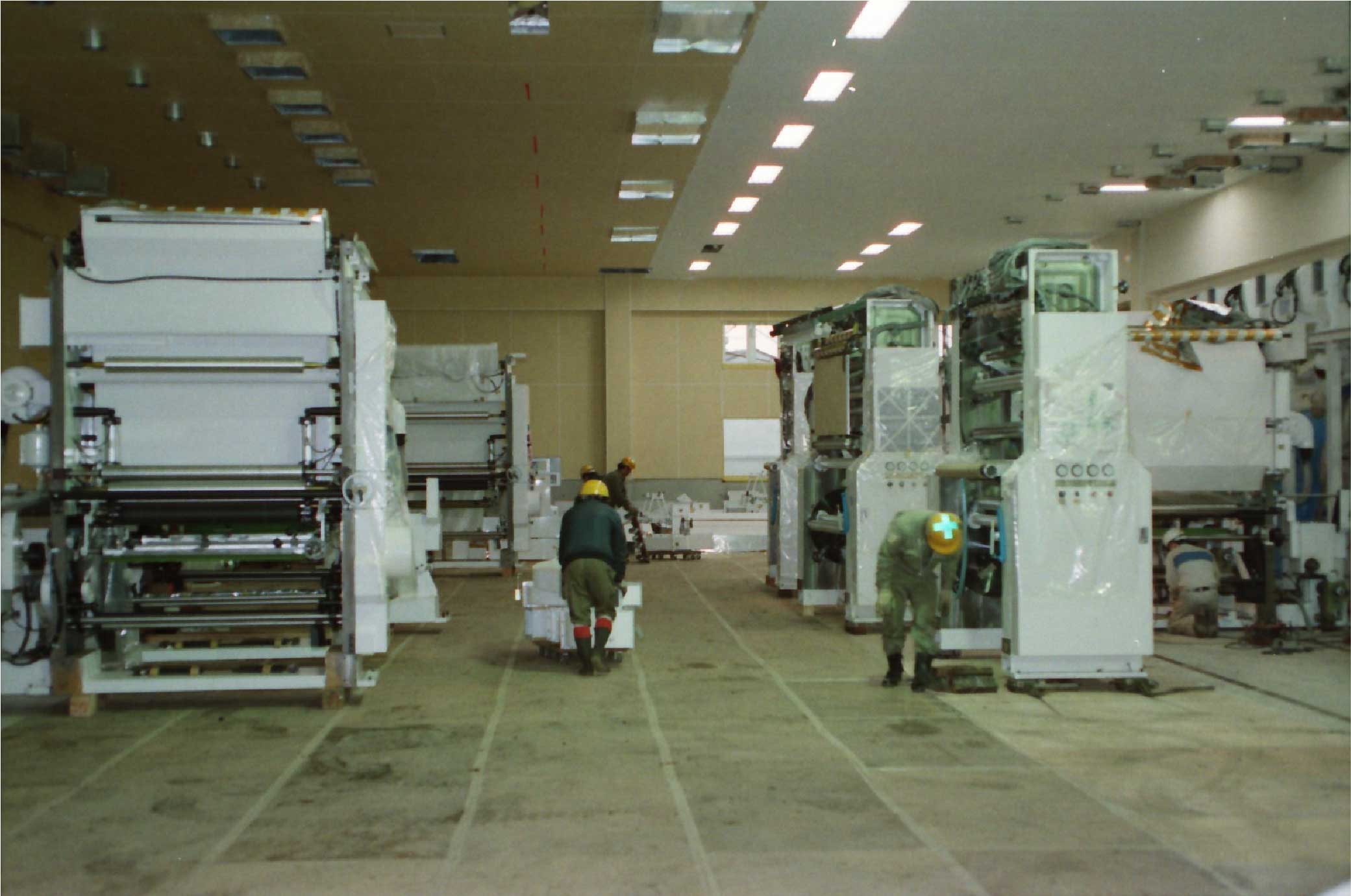印刷機搬入中（小山工場）